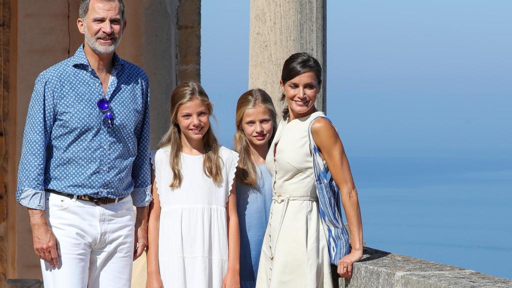 Los Reyes y sus hijas, Leonor y Sofía, visitando un museo en Deyá, en 2020.