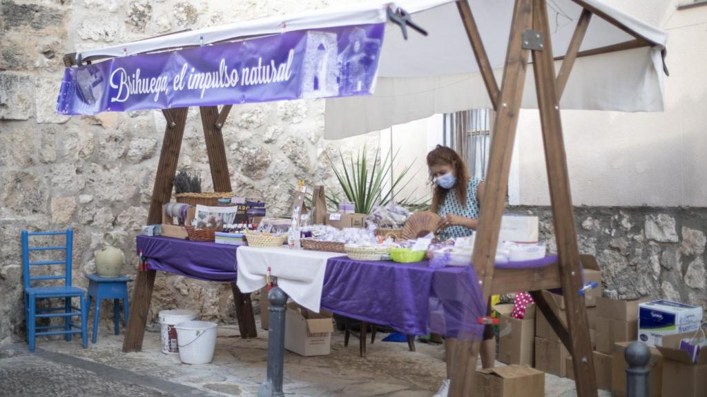 En julio, los comerciantes aprovechan para vender todo tipo de 'souvenirs' sobre la lavanda.