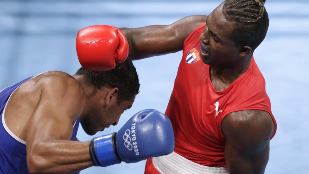 Enmanuel Reyes y Julio Cesar La Cruz durante el combate de cuartos de final de Tokio 2020