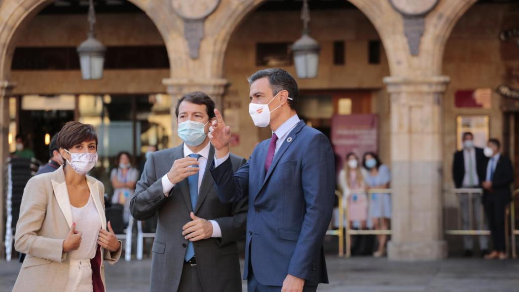Isabel Rodríguez con Alfonso Fernández Mañueco y Pedro Sánchez a su llegada a la Conferencia de Presidentes.
