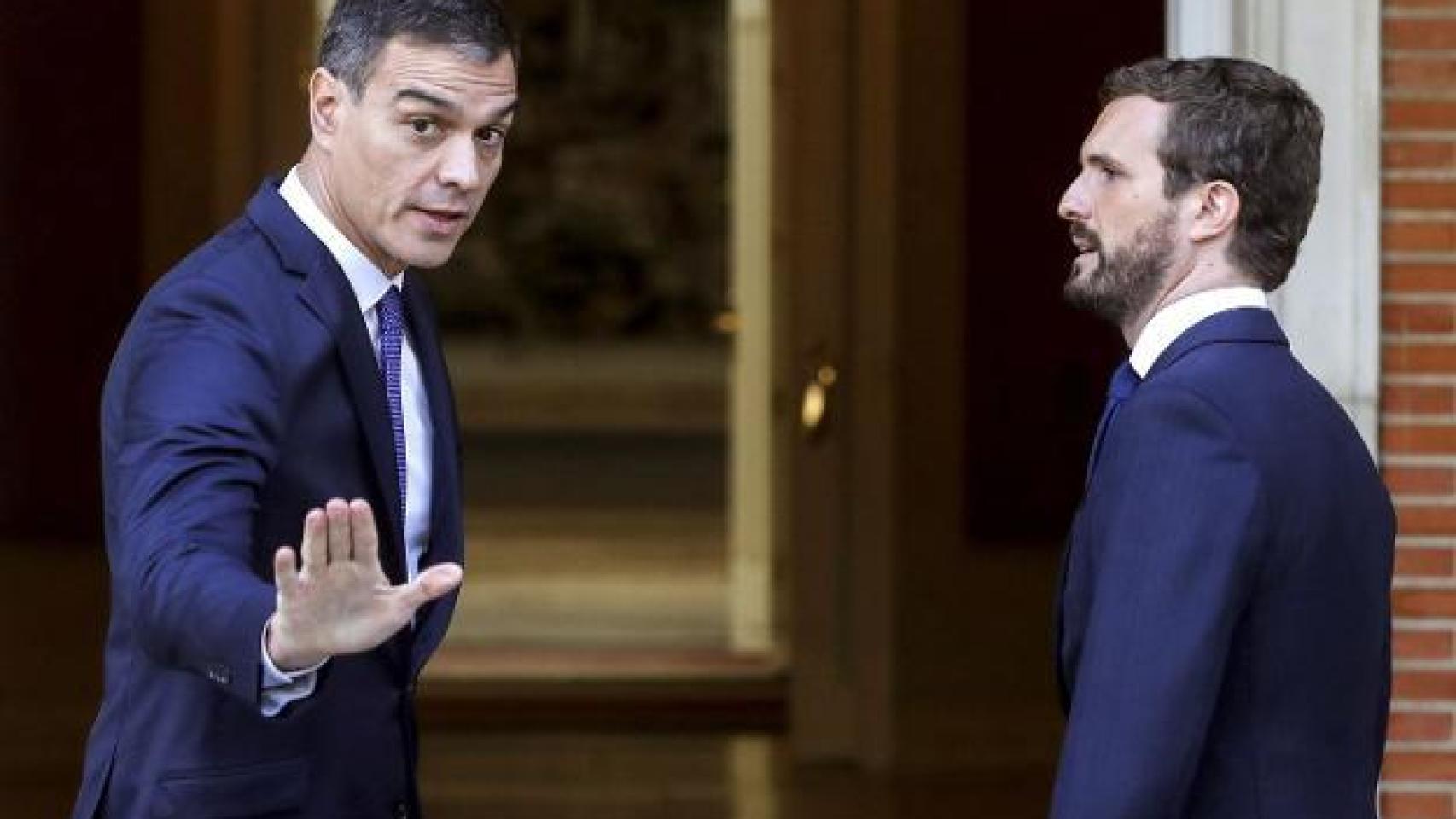Sánchez y Casado, en una imagen de archivo de una reunión en Moncloa en octubre de 2019./