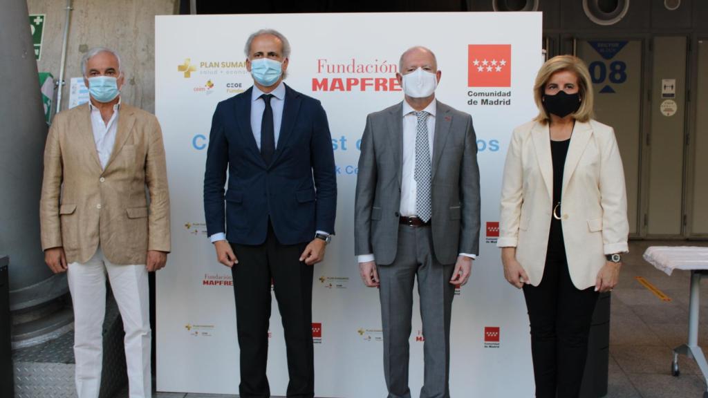 El presidente de la Confederación de Empresarios de Madrid (CEIM), Miguel Garrido; el consejero de Sanidad de la Comunidad de Madrid, Enrique Ruiz Escudero; el director general de Fundación Mapfre, Julio Domingo Souto; y la presidenta de la Fundación CEOE, Fátima Báñez