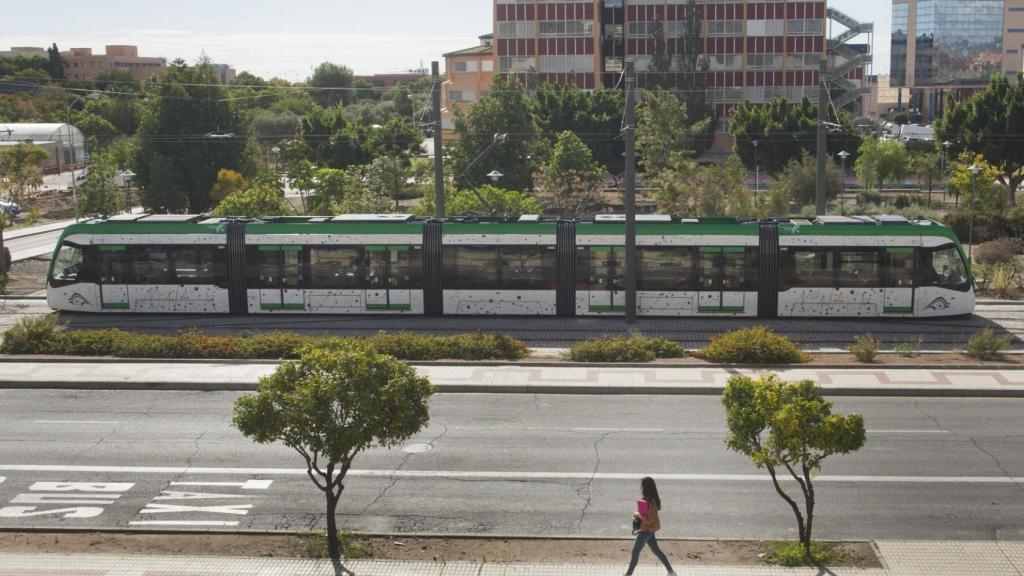 Uno de los trenes del Metro, a su paso por el tramo de la Universidad de Málaga.