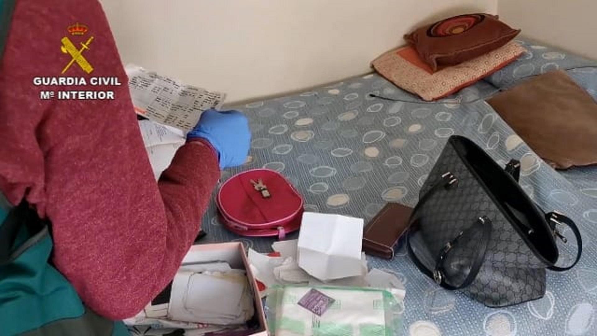 Varios de los objetos encontrados (Guardia Civil).