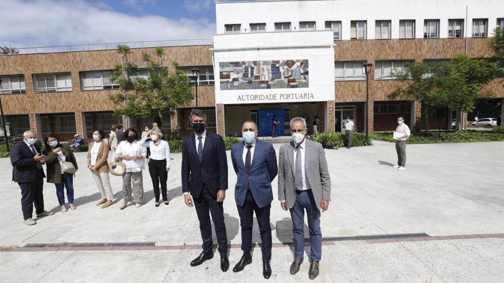 El conselleiro de Sanidade, Julio García Comesaña (centro), en una visita a Vilagarcía de Arousa.