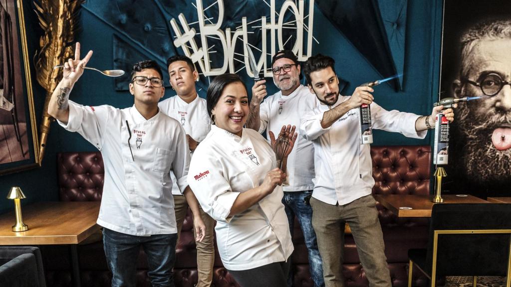 El chef Joaquín Serrano y su equipo frente a Inclan Brutal Bar