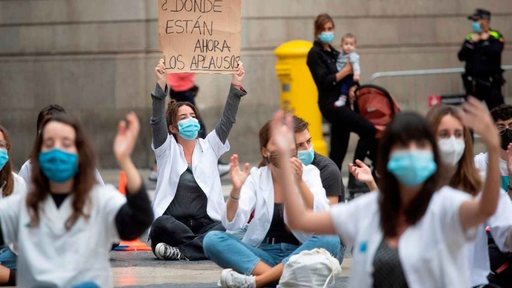 Varios MIR manifestándose en la calle.