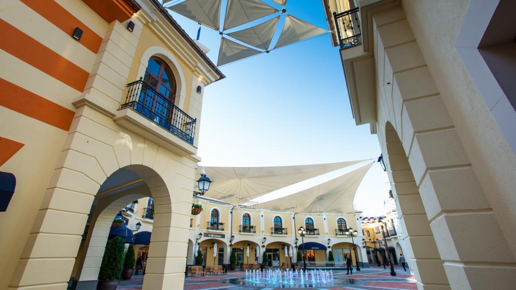 Interior del centro comercial McArthurGlen Designer Outlet de Málaga.