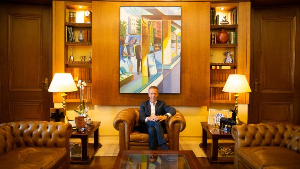 Ander Gil posa debajo del cuadro del artista José María Val Citores.