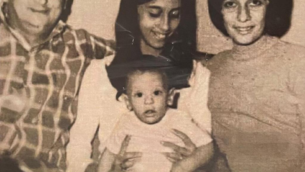 Eduardo López Collazo, junto a sus padres y su hermana.