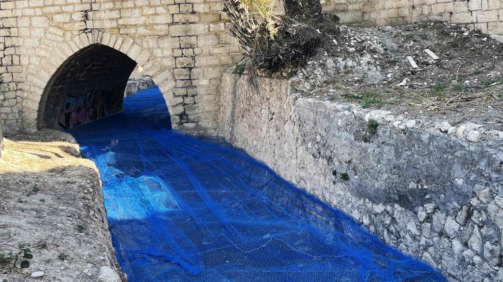 La obra de David Trujillo crea 'La senda del agua' en el Molino de la Llobeta.