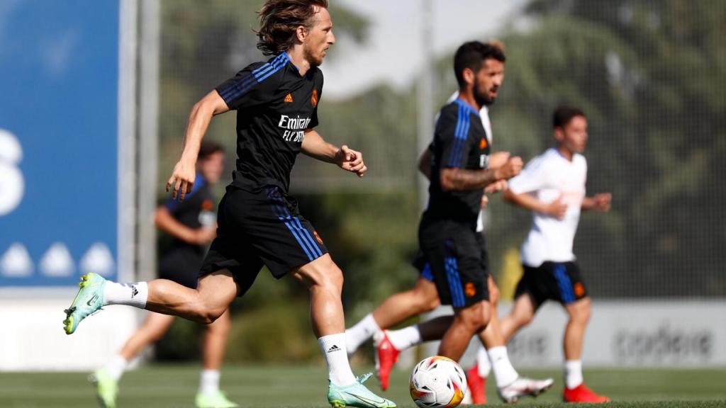 Modric controlando un balón
