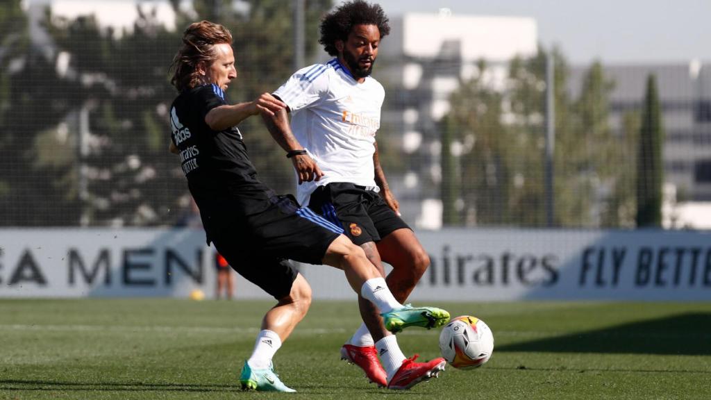 Marcelo realizando un pase