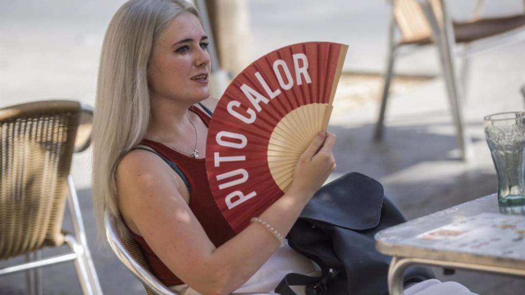 Una mujer se abanica.