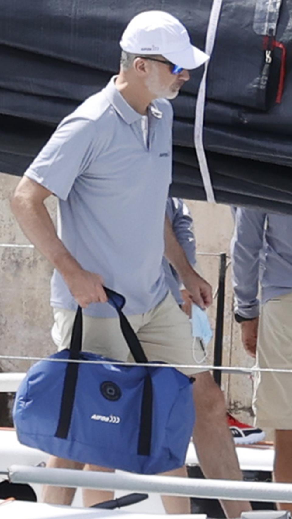 El monarca poniendo a punto la embarcación.