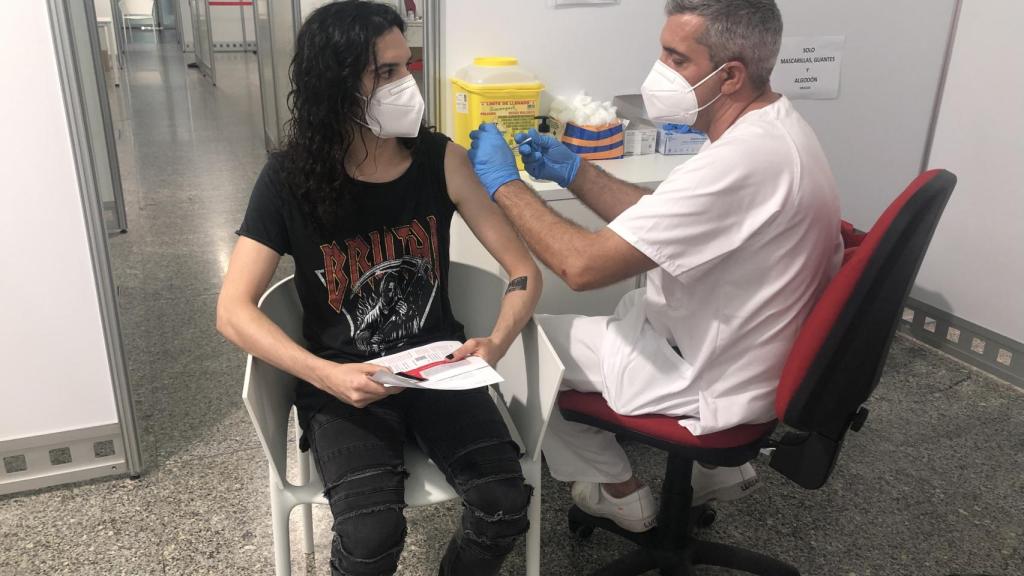 El portavoz de Sanidad del PPCV señala a Puig como responsable del retraso en la vacunación a los jóvenes.