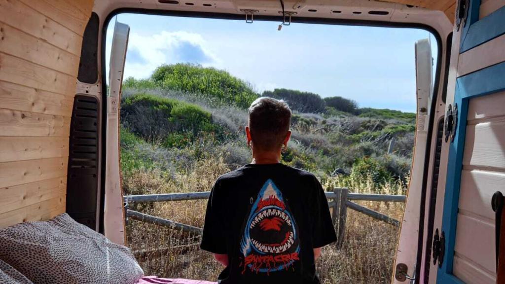 Una imagen de Paloma Bejarano Cepero con su furgoneta camperizada.