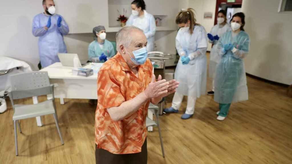 Eulalia Josefa Paleo, la primera vacunada contra la Covid en Asturias, el pasado diciembre.