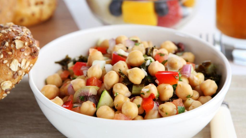 Una ensalada a base de garbanzos.