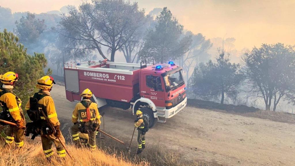 Los bomberos durante las labores de extinción del incendio del pantano de San Juan.