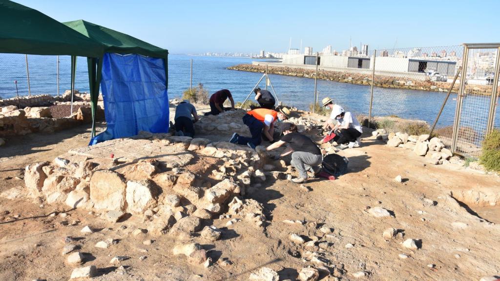 El equipo de excavación ha estado encabezado por el director del MARQ, Manuel Olcina, y la arqueóloga Adoración Martínez.