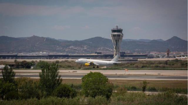 Un avión en el aeropuerto de El Prat, cerca del espacio protegido natural de La Ricarda.