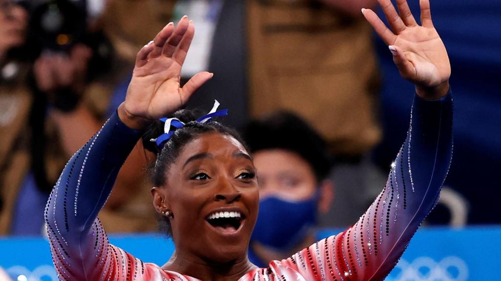 Simone Biles saludando tras ganar el bronce