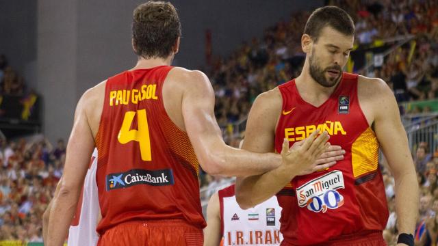 Pau Gasol y Marc Gasol durante un partido de España