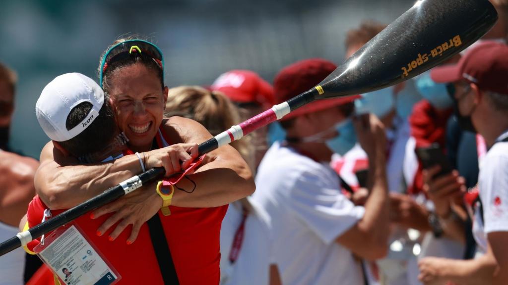 Teresa Portela abrazada a su marido David en los Juegos Olímpicos de Tokio 2020