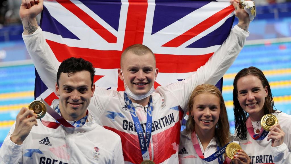 James Guy, Adam Peaty, Anna Hopkin y Kathleen Dawson celebran el oro en los 4x100 estilos mixtos en Tokio 2020