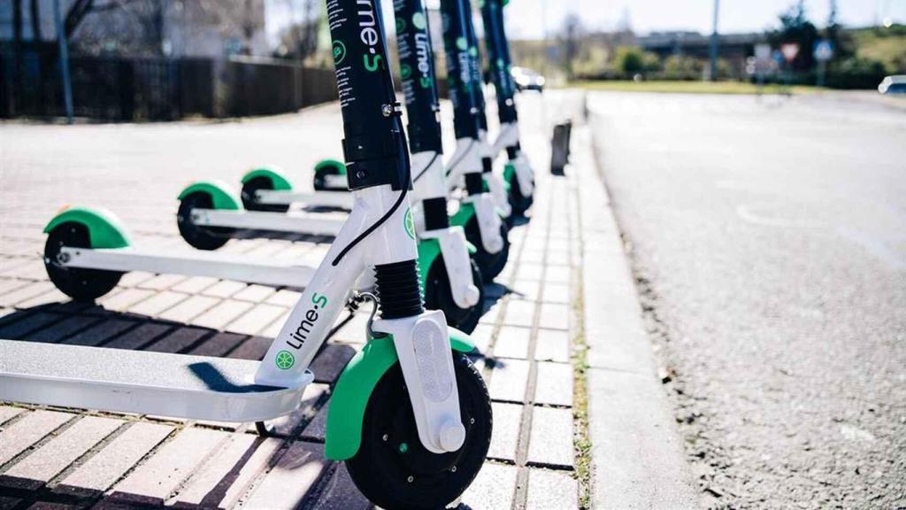 Imagen de archivo de patinetes Lime en Málaga.