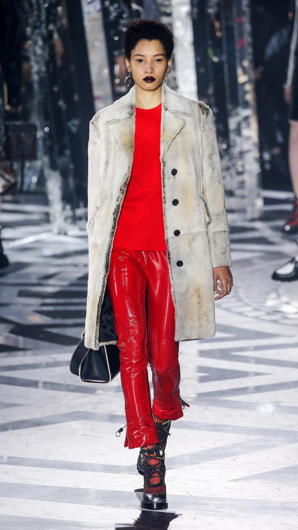 Modelo sobre la pasarela de París en marzo de 2016.