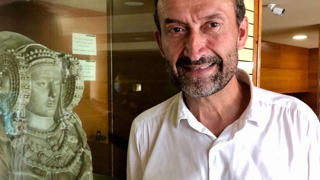 El alcalde de Elche, Carlos González, ayer junto a una réplica.