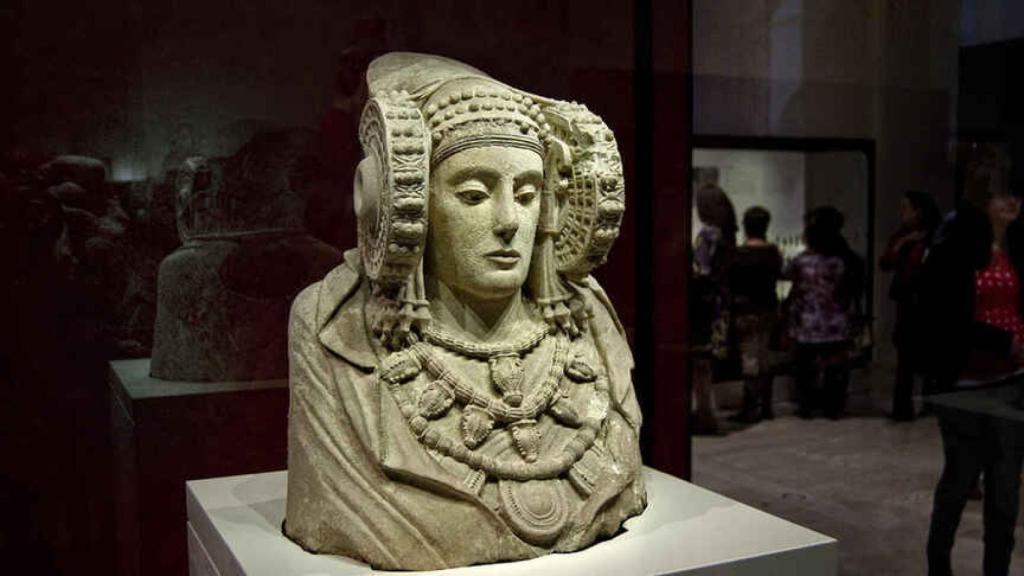 La Dama de Elche, en su vitrina del MAN .