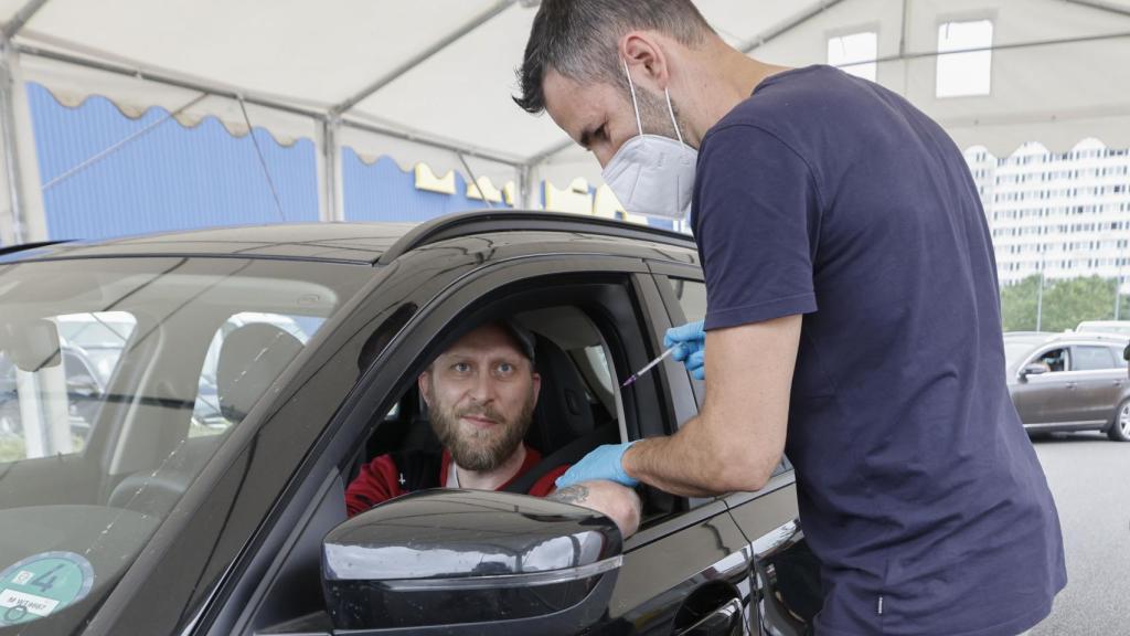En Berlín se ha permitido a la población vacunarse sin bajar del coche.