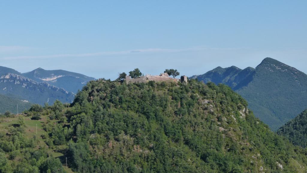 La colina donde se erigen los restos del castillo de Rocabruna.