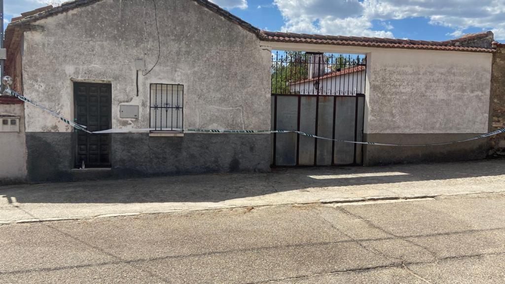 La puerta sigue acordonada por la Guardia Civil