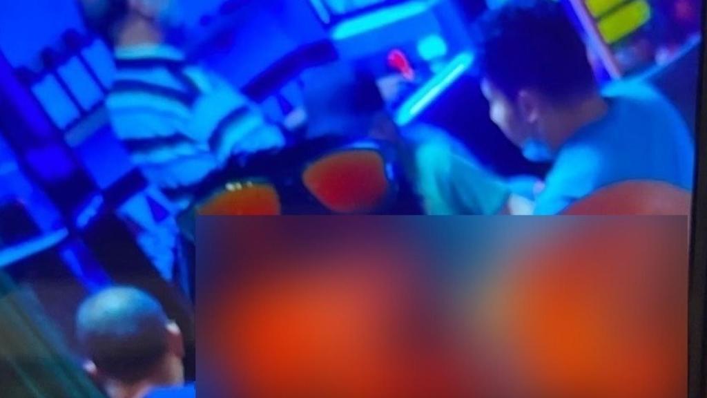 Los tres implicados y la víctima (con gorra), bebiendo la tarde del domingo