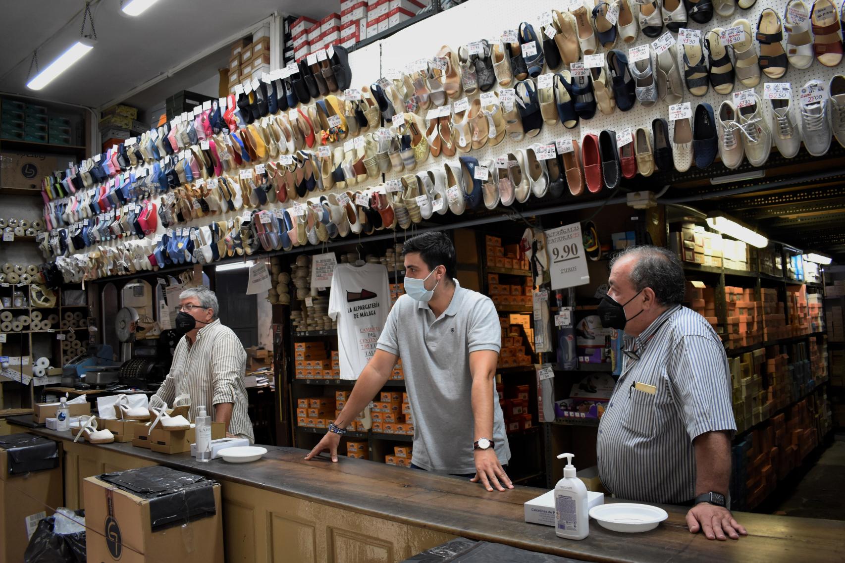 La familia Hinojosa frente al mostrador.