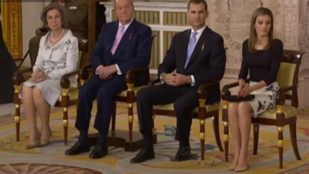 Letizia, en el momento en el que junta las palmas de sus manos para decir a sus hijas que cerrasen las piernas.