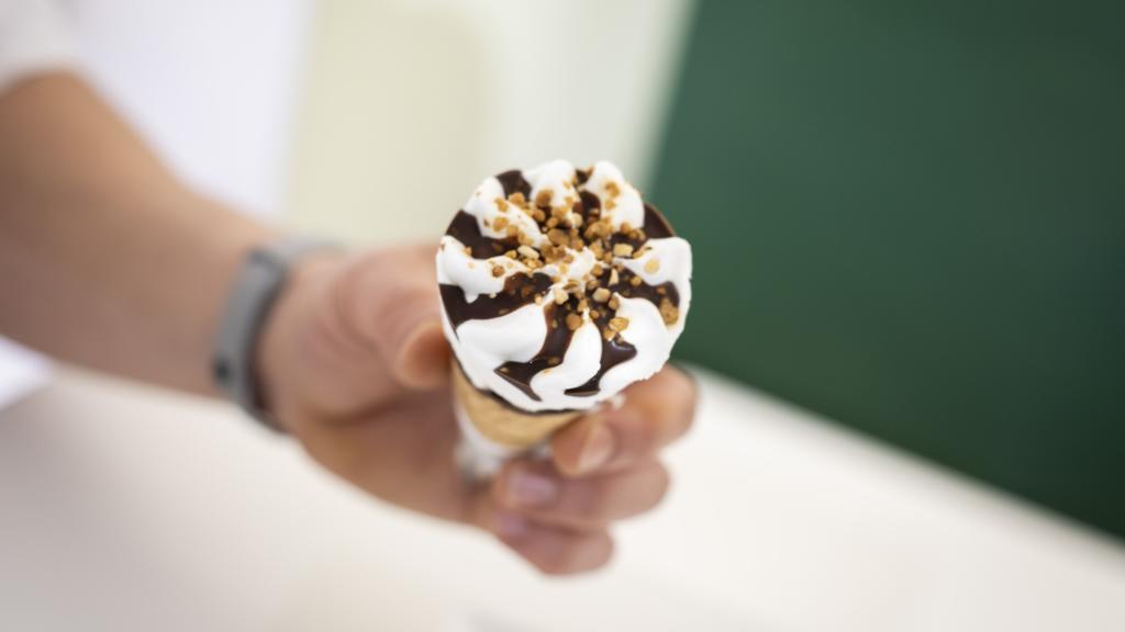 Uno de los conos de nata que prueba el repostero Samuel durante la cata.