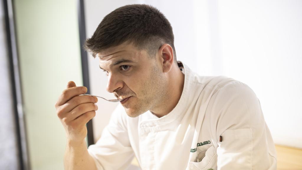 Samuel Serrano prueba la crema de helado de nata de cada cono.