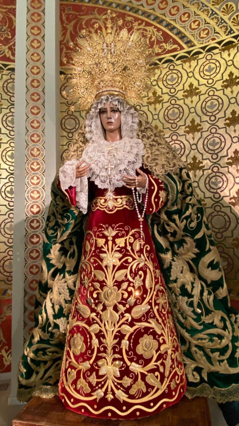 La Virgen de la Esperanza con la saya donada por los hermanos gracias a la inversión en Bitcoin.