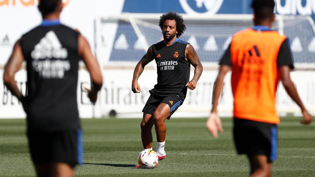 Marcelo realizando un pase en el entrenamiento
