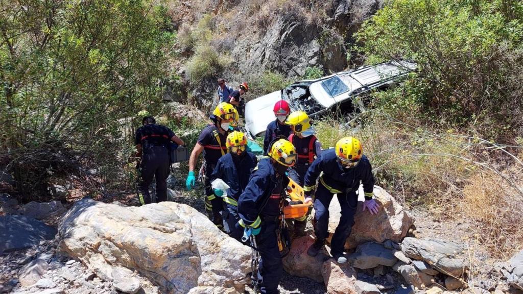 Bomberos participando en las labores de rescate.