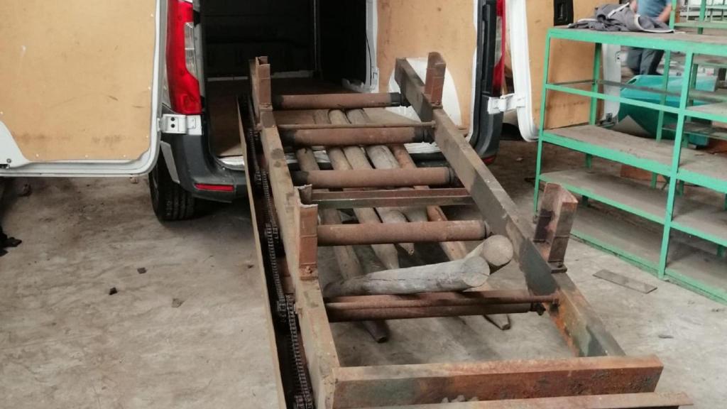 La estructura que tres vecinos de A Coruña intentaron robar en una nave en Betanzos.