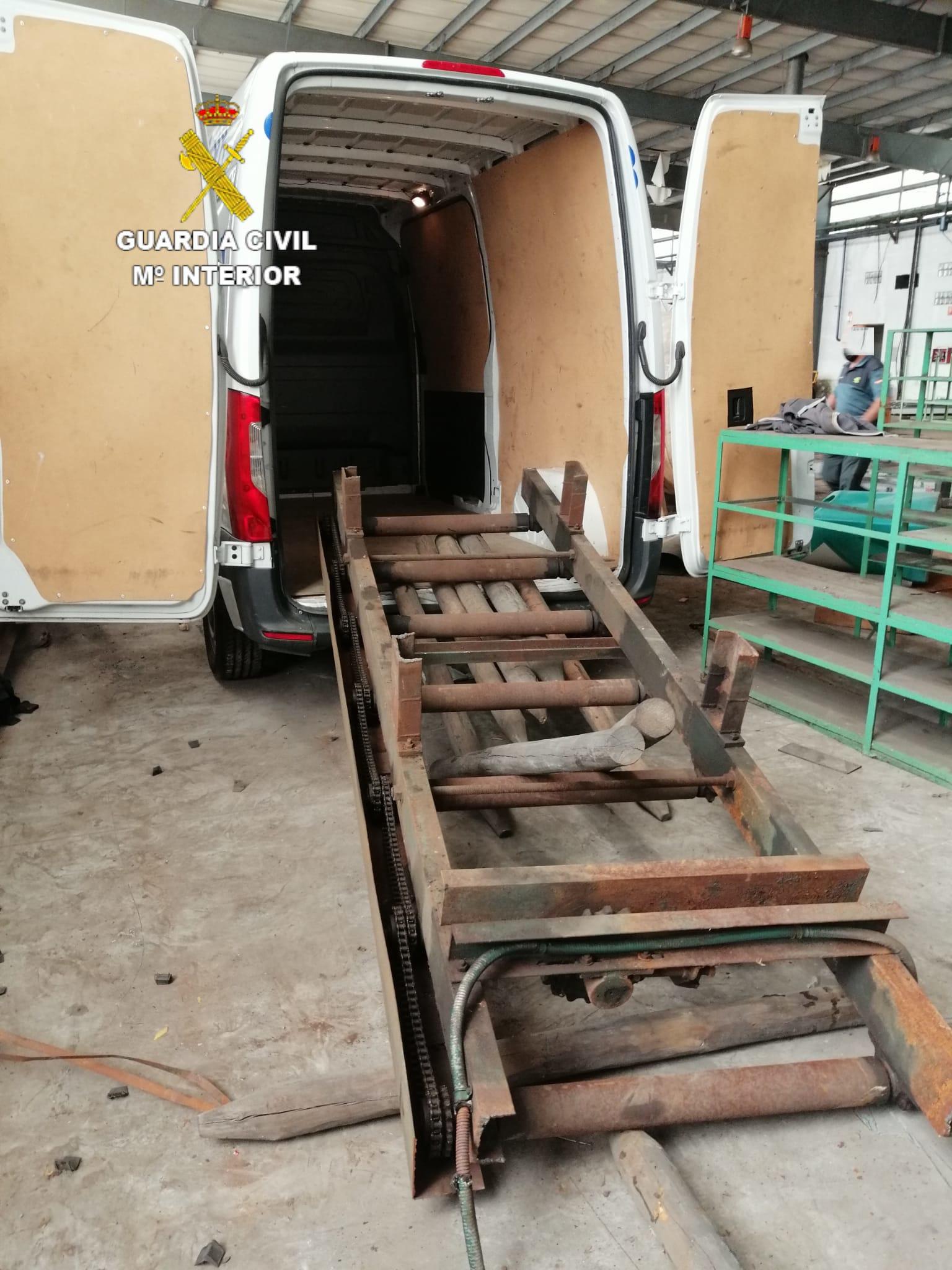 La estructura que tres vecinos de A Coruña intentaron robar en una nave en Betanzos (Guardia Civil).