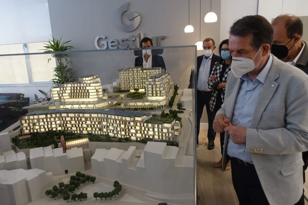 Abel Caballero durante la visita a las oficinas de Gestilar