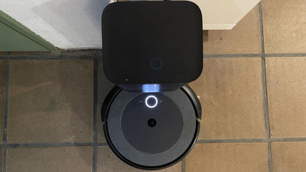 Roomba i3+ en la base de autovaciado