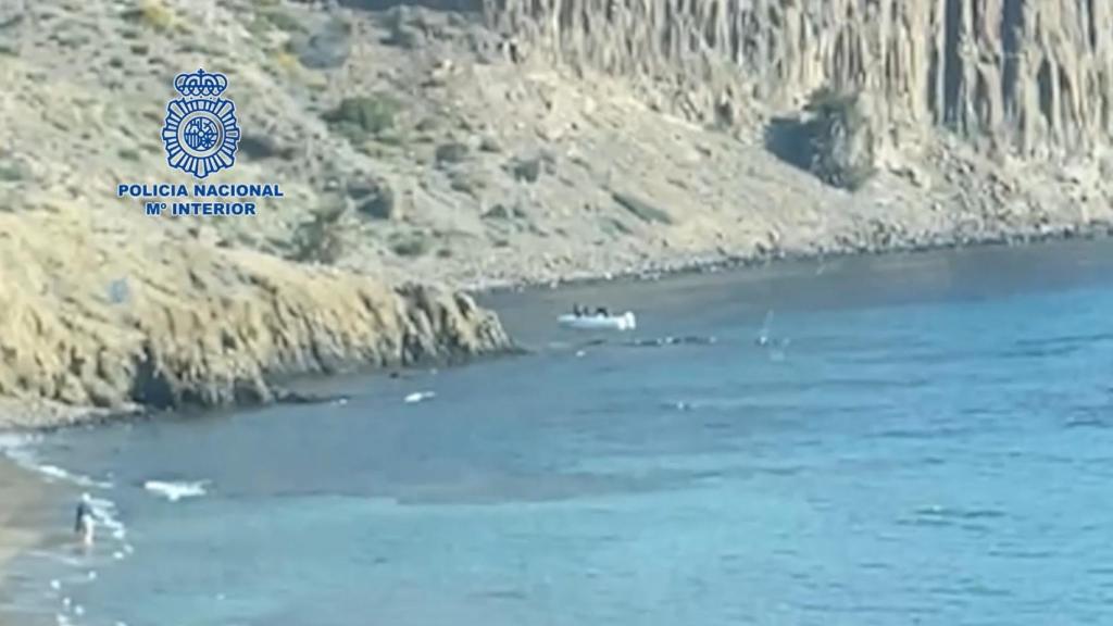 Una de las pateras en la costa.